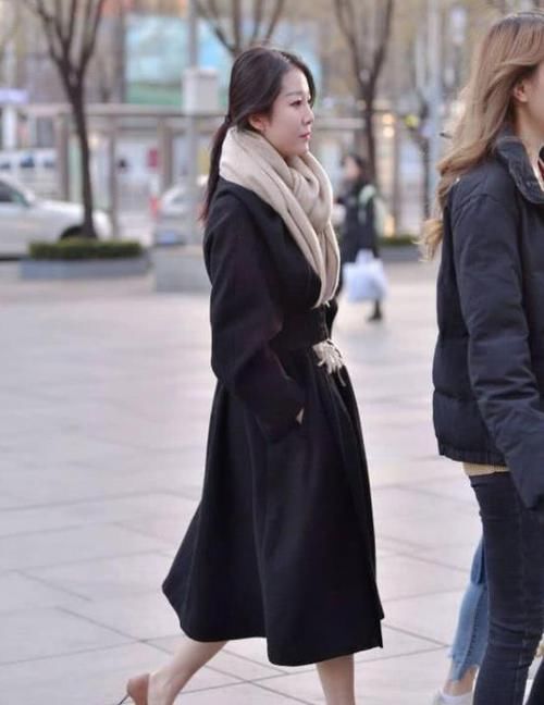 『粉色』街拍:天生丽质的美女,一条粉色的连衣裙,时尚清新气质
