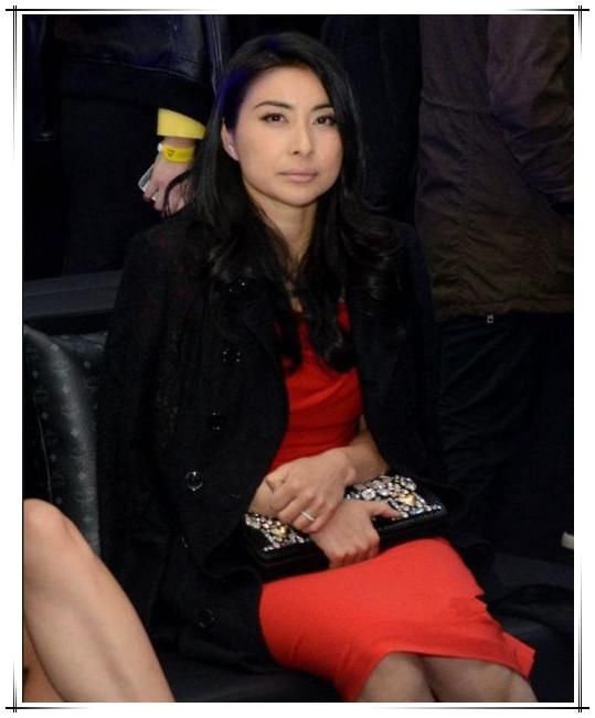 章泽天和郭晶晶同穿黑色西装，一个霸气女总裁，一个青涩小文秘