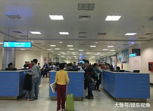 凌晨3点的芽庄机场，中国游客拿着护照夹着钱，排队过海关