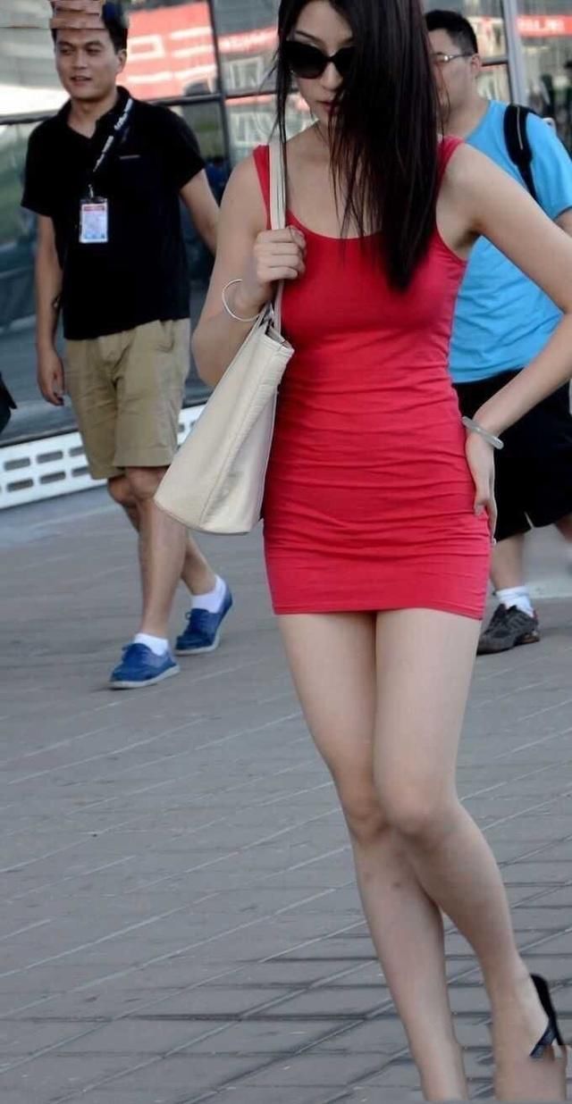 紧身裙与气质的女人