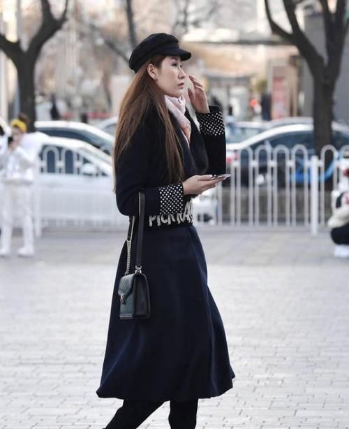  [迷人]街拍：如花似玉的小姐姐，一条白色的连衣裙，时尚气质迷人