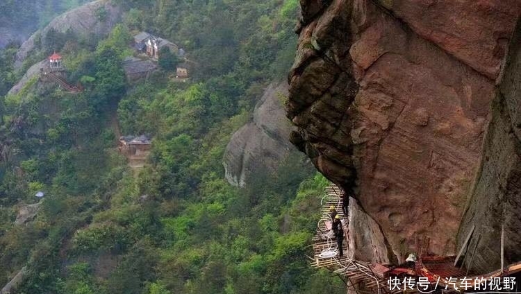 与世隔绝的“悬崖工”，一天挣500外加三个菜，悬崖工：很幸福