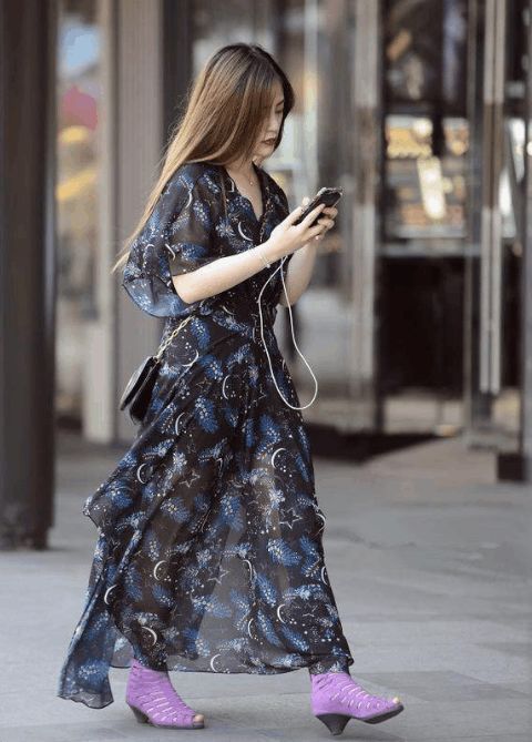 街拍: 图五的女生, 搭配紧身牛仔裤，提升个人的气质!