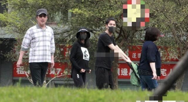 『 出门』小圆脸超像高圆圆，婆婆化妆出门比儿媳精致，赵又廷女儿首露正脸