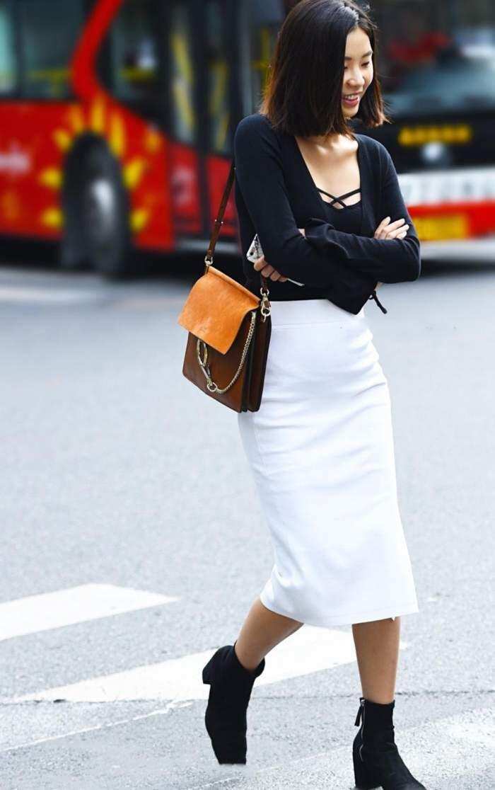 街拍: 一袭开叉中裙凸显成熟丰满辣妈好身材