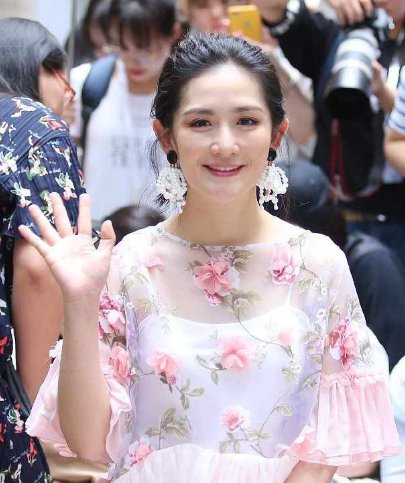 谢娜产后穿仙女裙亮相 脚上的尼龙袜配厚底凉鞋 穿出了丐帮的感觉