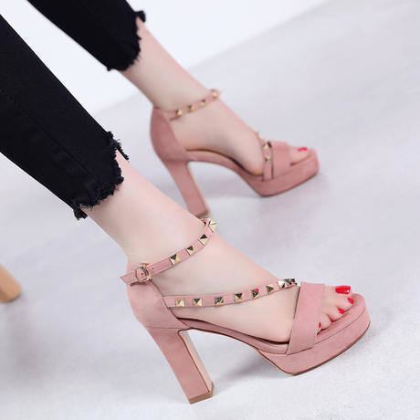 高跟凉鞋的欧美风尚，融汇东方气场，唤醒女人自然美