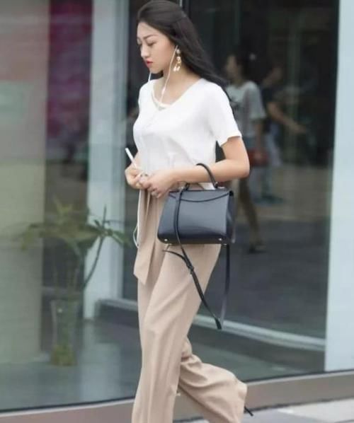  [气质]街拍：肤如凝脂的美女，一件斜肩上衣配黑色短裙，时尚气质女神范