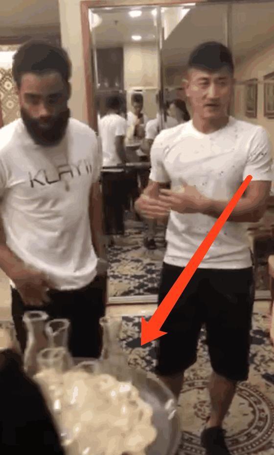 吕晓明微博发豪华包间道歉视频，杨毅：“晓明不以脏出名”成热门