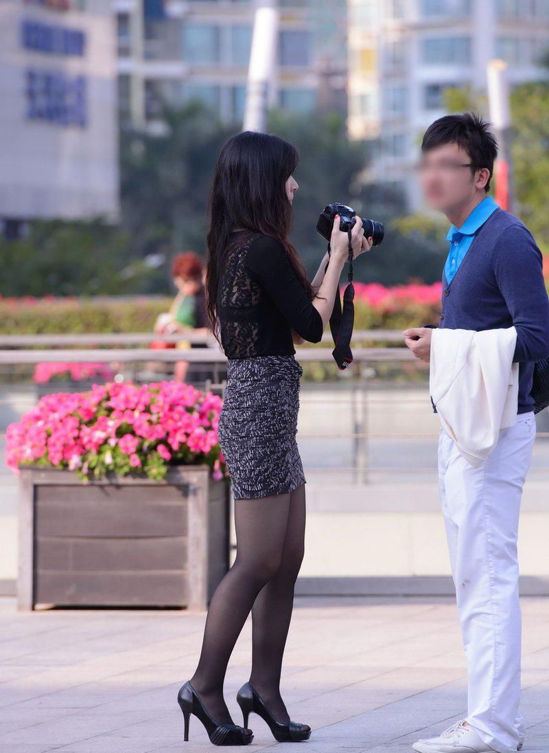 广场街拍:紧身包臀短裙黑丝袜美女，紧致的身材凸显的淋漓尽致
