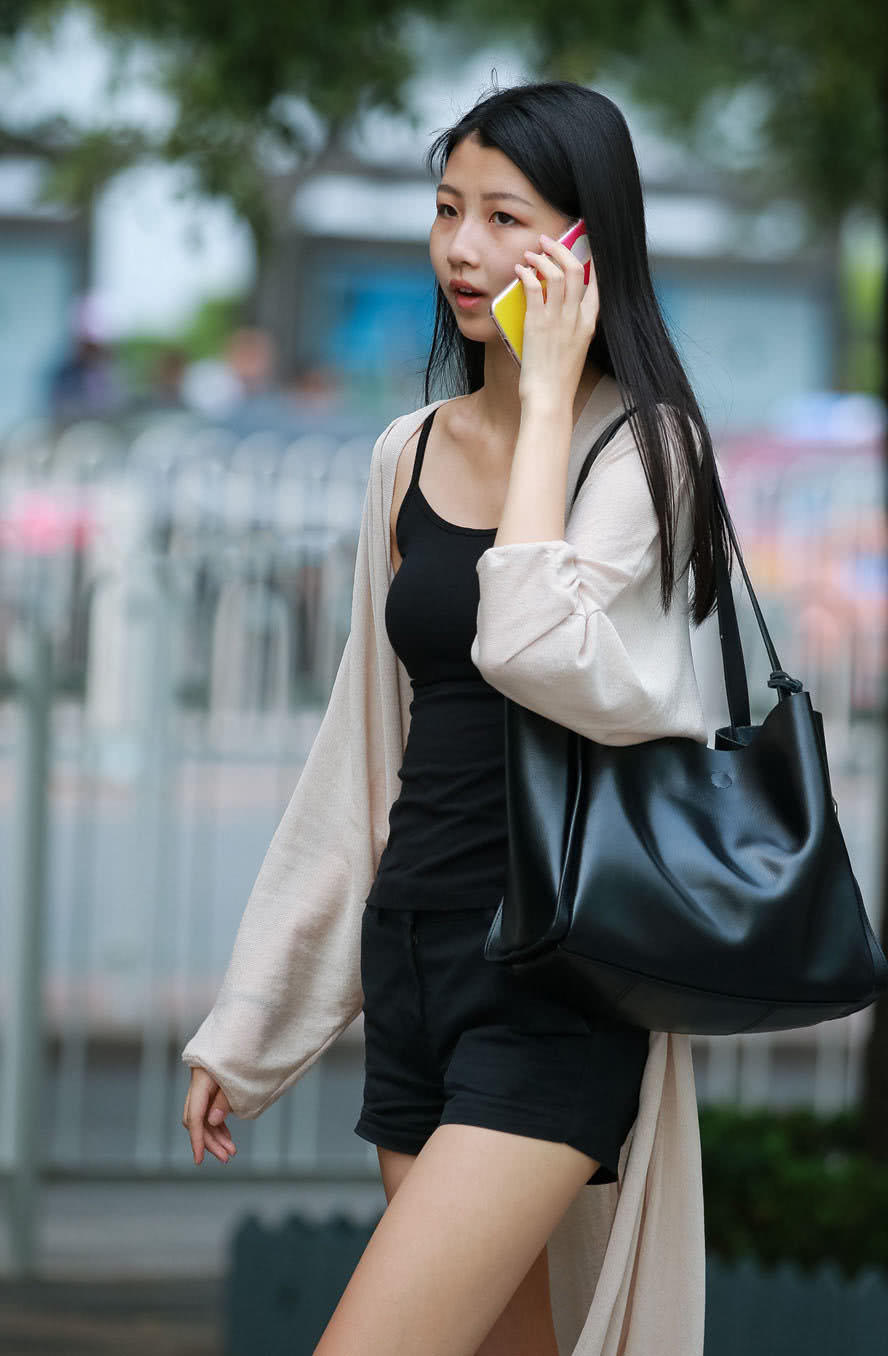 气质小姐姐黑色色紧身衣勾勒出饱满身型,雪纺风衣尽显清纯御姐范