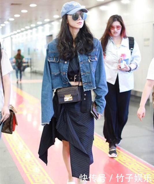 一直穿衣保守的韩雪，居然穿上了露脐装，不过这腰是真的细！