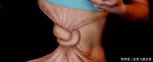 美女给自己的腰打了个结还若无其事，走近发现真相后，原来是这样