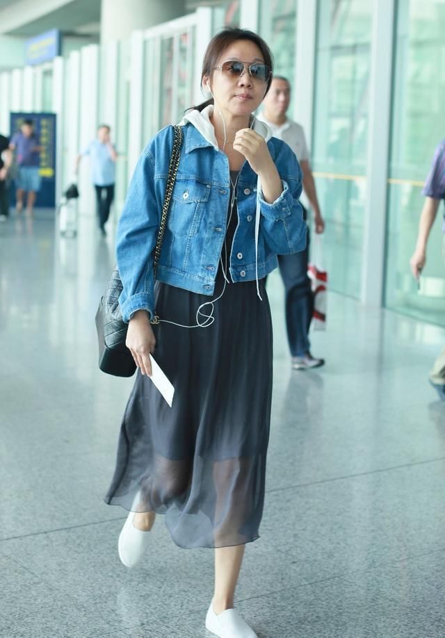 闫妮两个造型穿出18岁和50岁的即视感，网友：论化妆的重要性！