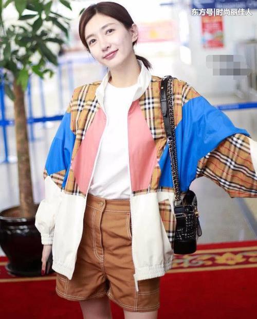 江疏影素颜出现在机场，身上衣服盖不住憔悴，“牙签腿”却很吸睛