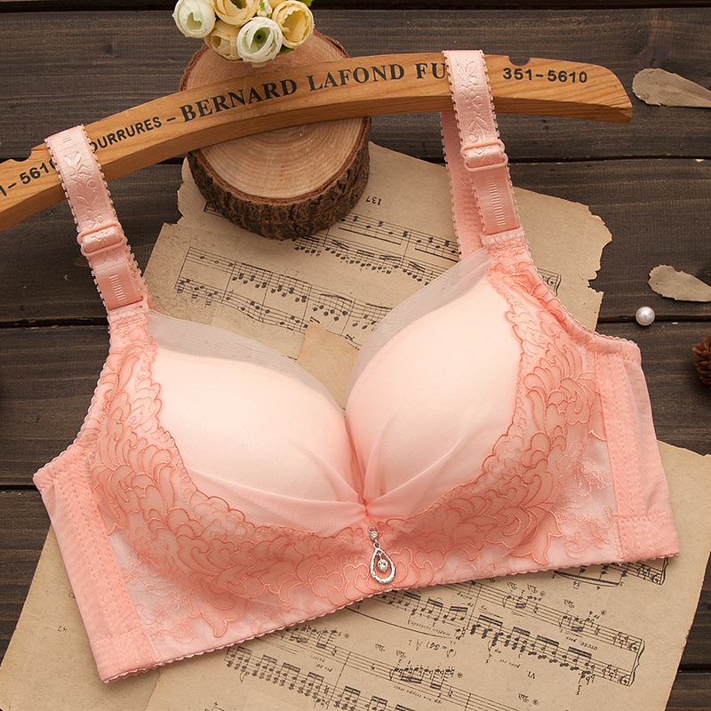 夏季游泳就穿比基尼，性感显气质更迷人！