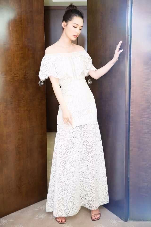 李沁真大胆!穿的连衣裙下面空荡荡 网友:你的时尚我看不懂!