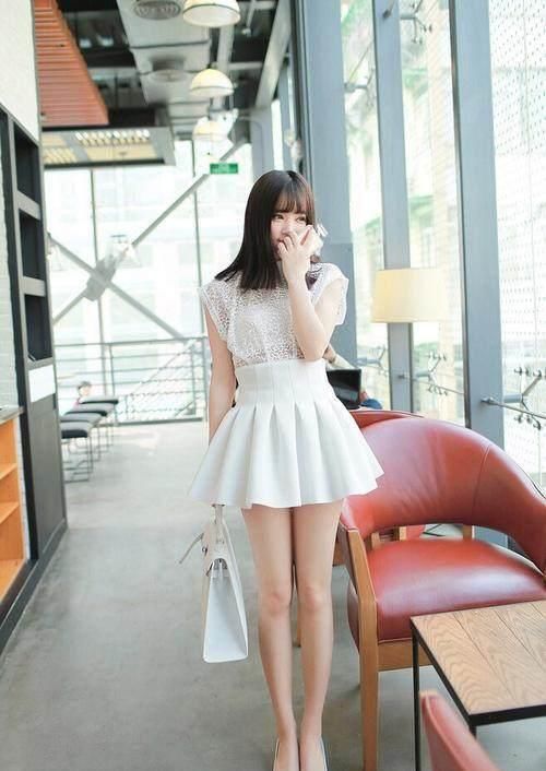 高跟鞋配性感短裙在手，显得特有女人味