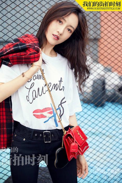 王鸥简约干净的黑白look 酷帅街头风摇滚范儿十足