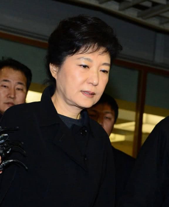 朴槿惠面临审判之际,却有人曝出了她的真实身份