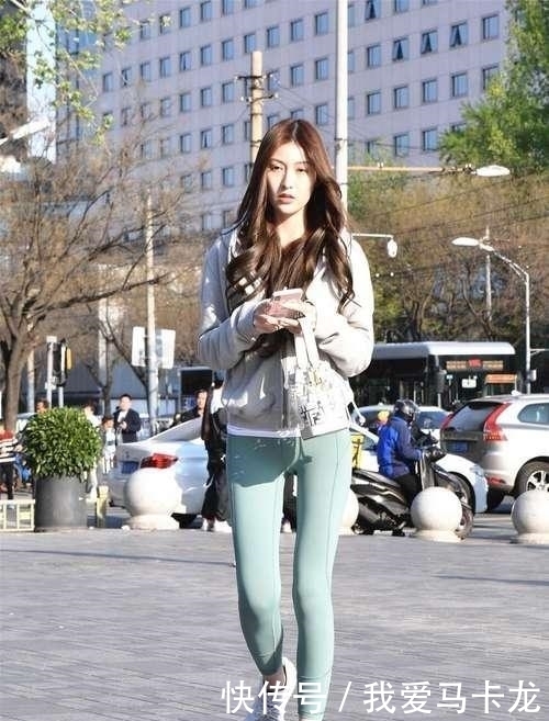  美女：街拍喜欢健身的美女,瑜伽裤搭配一件米色卫衣,身材好气质佳！