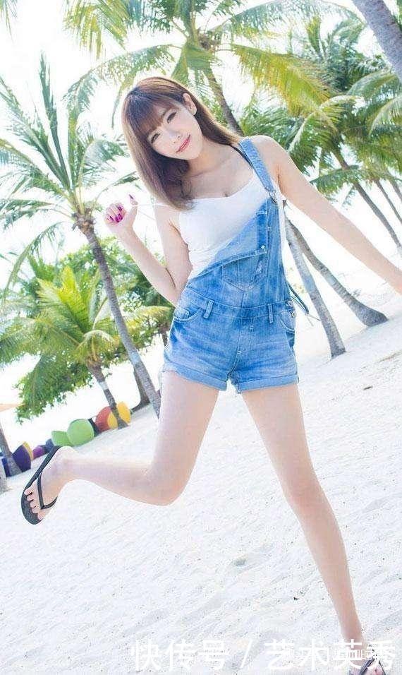 时尚街拍：女人都喜欢穿紧身热裤，但这么美的一般人遇不到！