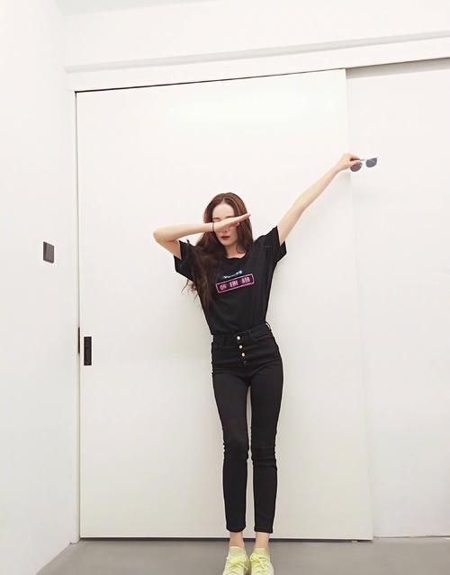 迪丽热巴实力上演旅游穿搭范本，网友：也太美了吧！