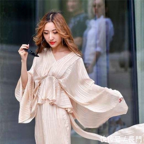  『美女』街拍：身材高挑的美女，长发披肩，甜美的笑容充满活力