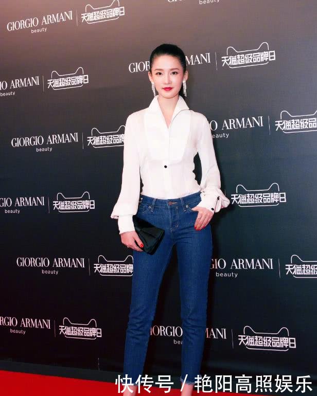 李沁怎么那么会玩？改良高跟鞋当成拖鞋穿，却把脚穿得扁扁的