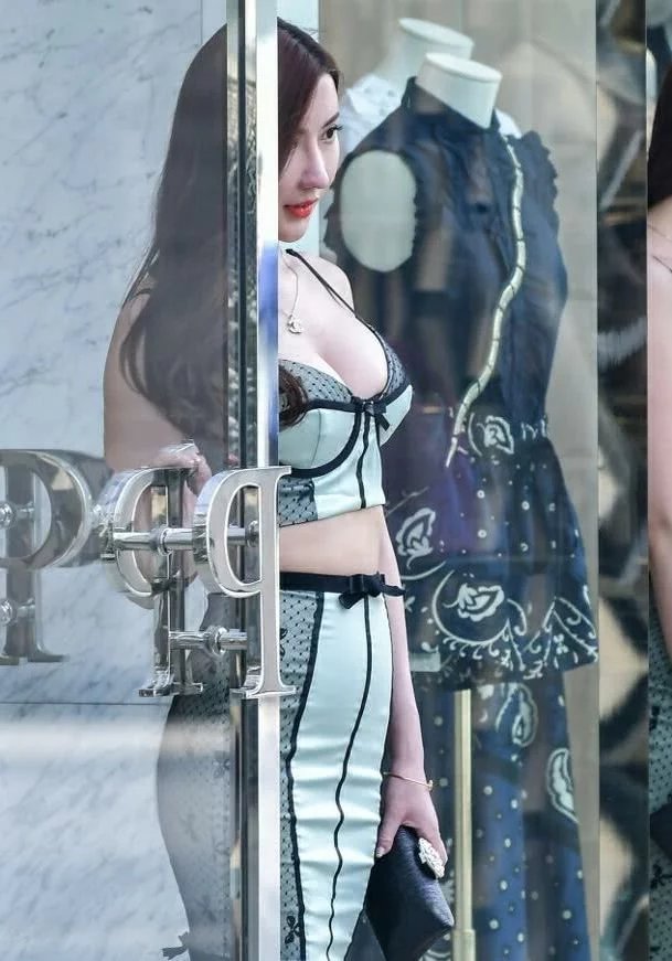 气质小姐姐吊带包臀裙轻熟女范儿十足，回眸甜美一笑让人怦然心动