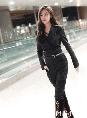 真服了张天爱了，穿这么紧的裤子出门，网友：怎么穿进去的？