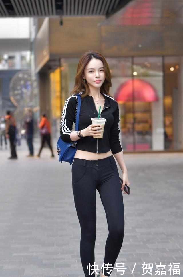 『害羞』路人街拍:靓女害羞的笑了起来,真的太过撩人了