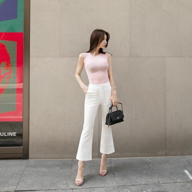 街拍：小姐姐的清新穿搭，性感迷人，尽展成熟女人魅力！