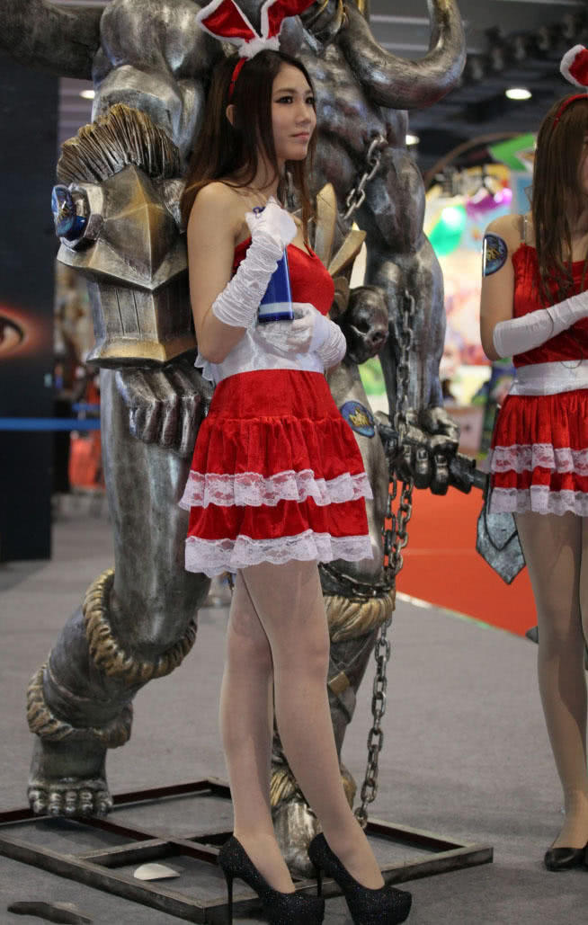 甜美小姐姐穿护士装秀出一双纤细的美腿，甜美性感很迷人