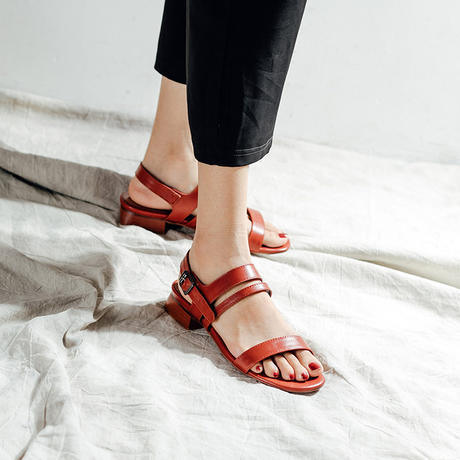 百搭俏皮感凉鞋，气质透着光，轻龄清爽，微微一脚很倾城