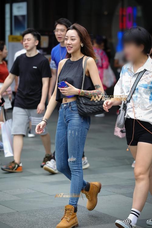 路人街拍，小姐姐的吊带上衣有点宽松，挡不住的好身材