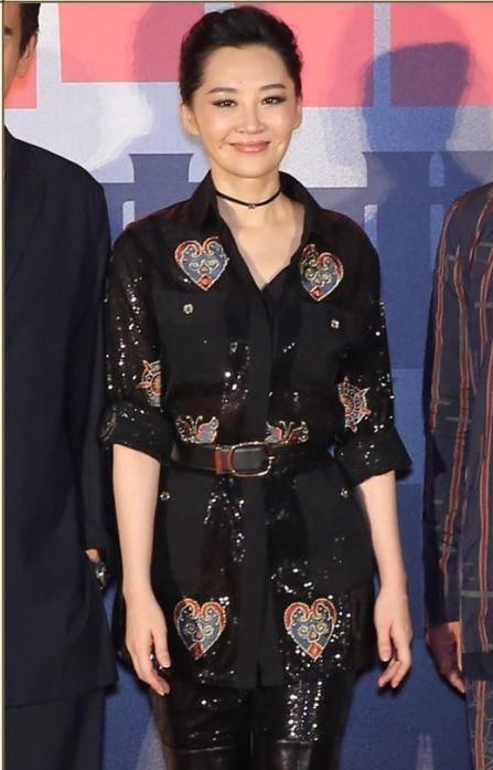 许晴终于不扮嫩了，一身黑色穿搭优雅迷人，网友：49岁就该这么穿