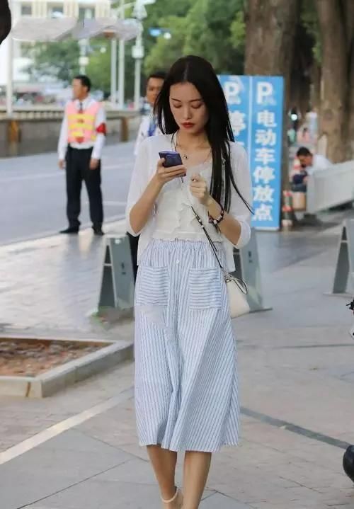  [感觉]小姐姐穿的一个瑜伽短裤,青色的颜色给人一种眼前一新的感觉