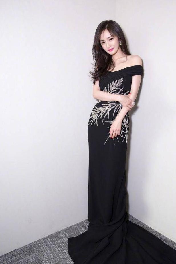 杨幂身材真好，露肩裙女人味爆棚，网友：美的冒泡