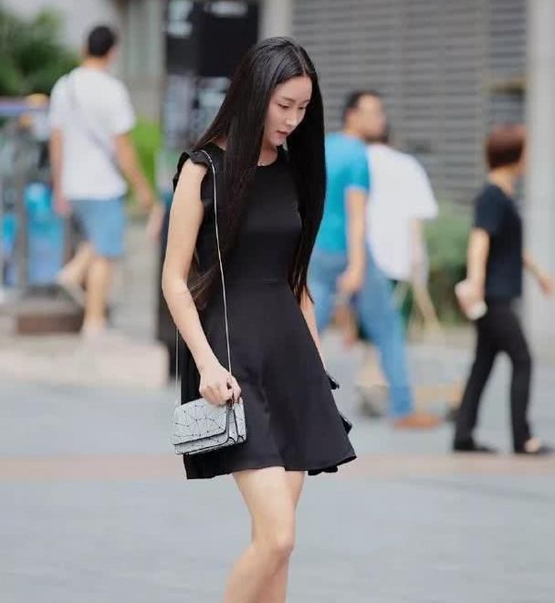  『优雅』街拍:绿色的吊带连衣裙,微胖小姐姐简单搭配穿出不一样的美
