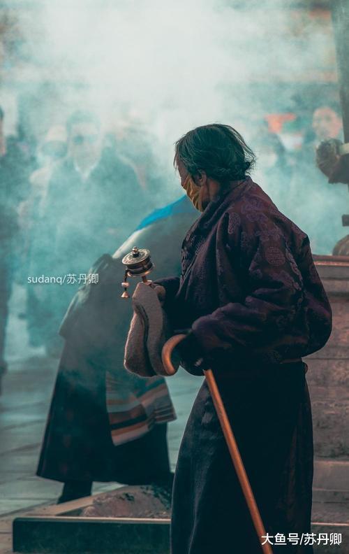 八廓街随拍：拉萨街头那些转经磕长头的人不工作不上学吗？