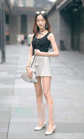 街拍：紧身吊带裙展现风韵身姿，烈焰红唇迷人眼！