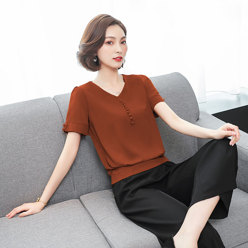 现在特流行这样穿:”裤子失踪“穿，宽松T恤+短裤，时尚时尚