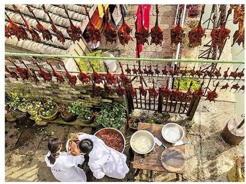 千年古镇晒腊味 闻着香味迎新年