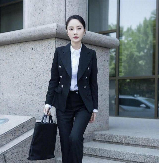  #百褶裙#路人街拍,小姐姐身姿曼妙,百褶裙搭配白衬衫,更显青春范
