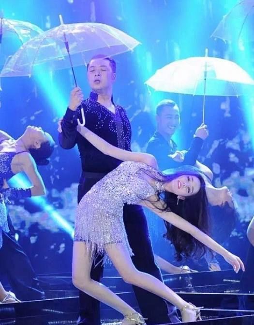 迪丽热巴的新裙子来了,珠光宝气的,没一定气质真驾驭不了!