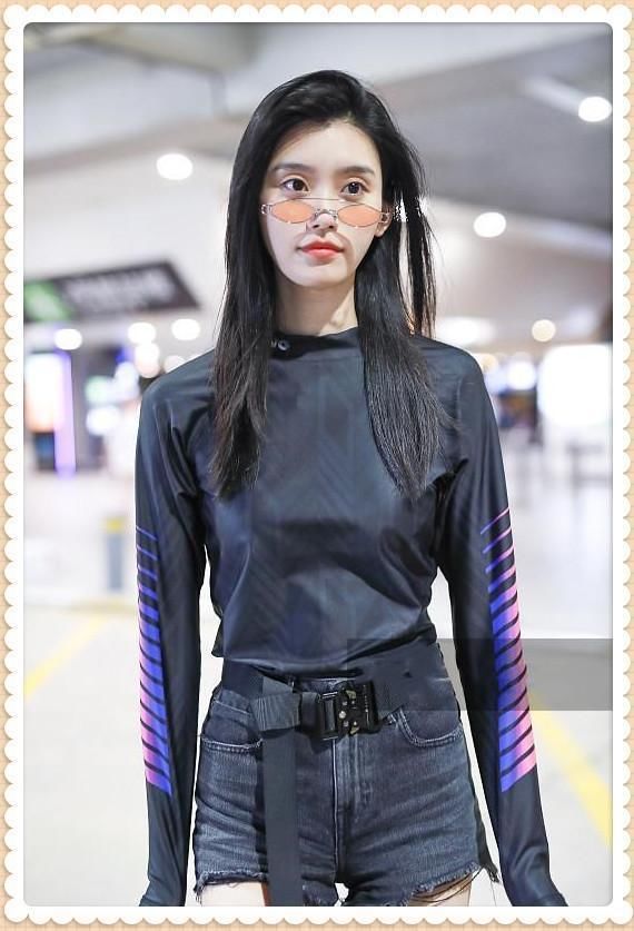 看了何猷君的机场照，再看看奚梦瑶，网友直呼：这也太像情侣装了