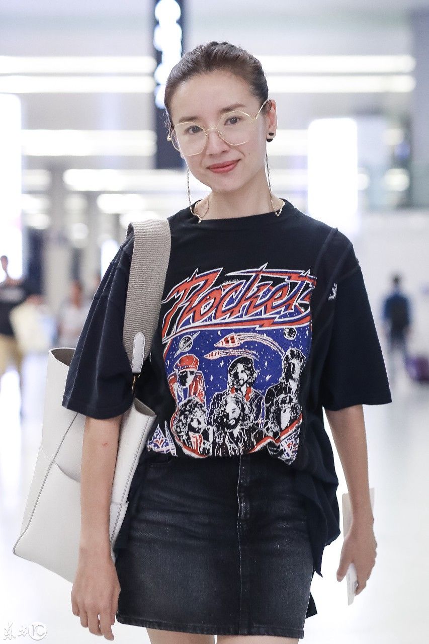 董洁丸子头性感热辣皮裤 机场秀美腿