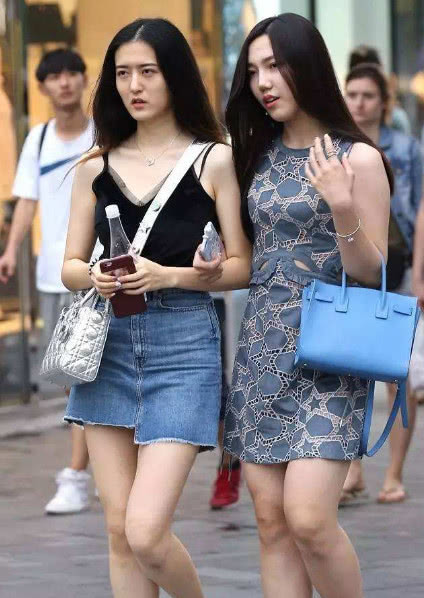 街拍：漂亮高挑前卫的小姐姐，穿着看起来不看脸就知道很美！