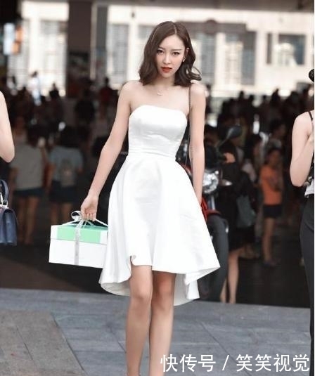 「 服饰」看白色服饰是如何霸占街头的,街拍:夏季服饰白色永远都是主打色